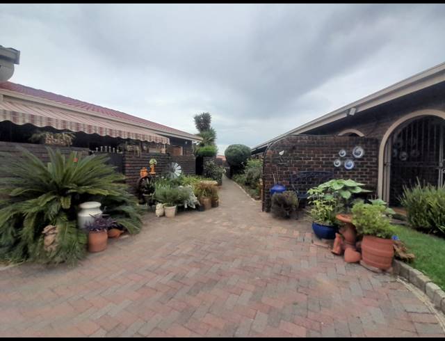 2 BEDROOM TOWNHOUSE TO LET IN THREE RIVERS